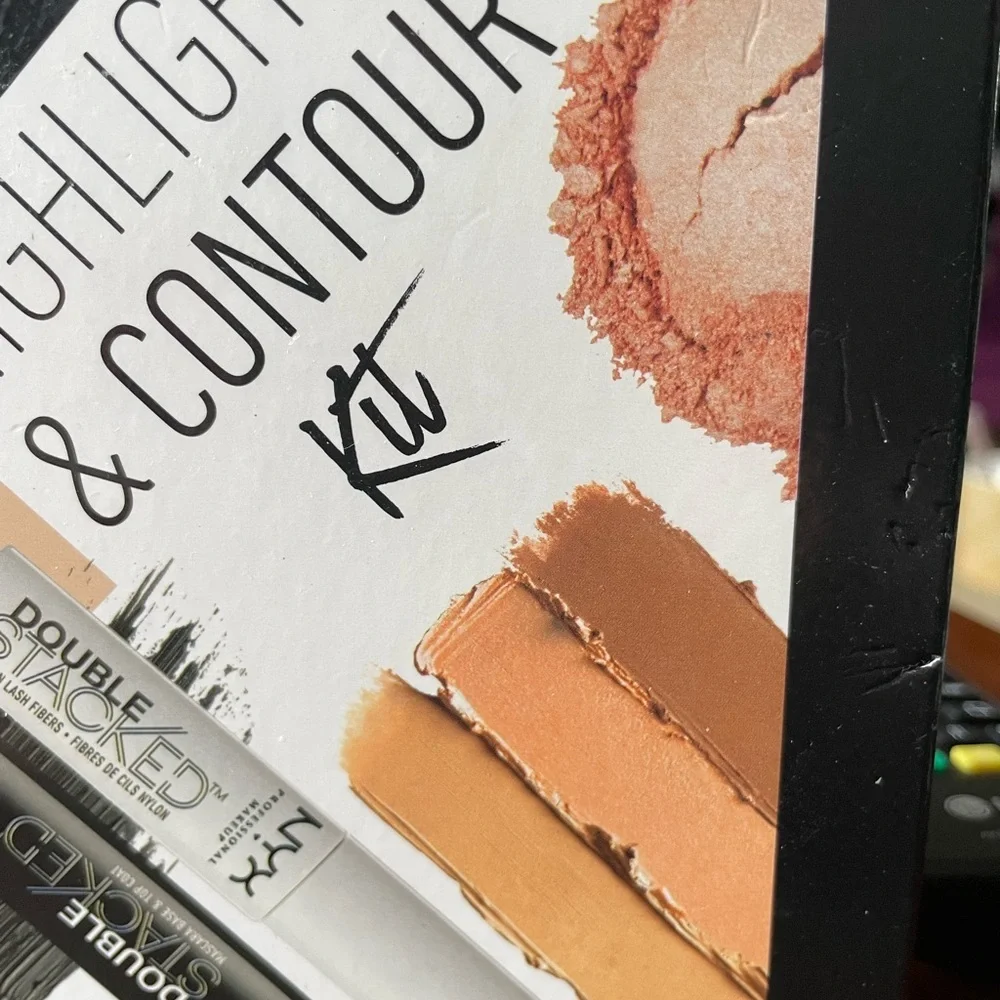 NYX professional make up highlight & Contour kit